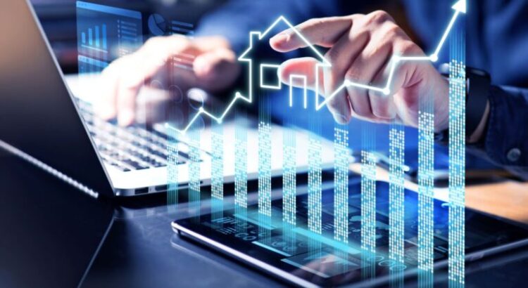 IA na imobiliária. Um corretor de imóveis mexendo no sistema de gestão imobiliária com Inteligência Artificial